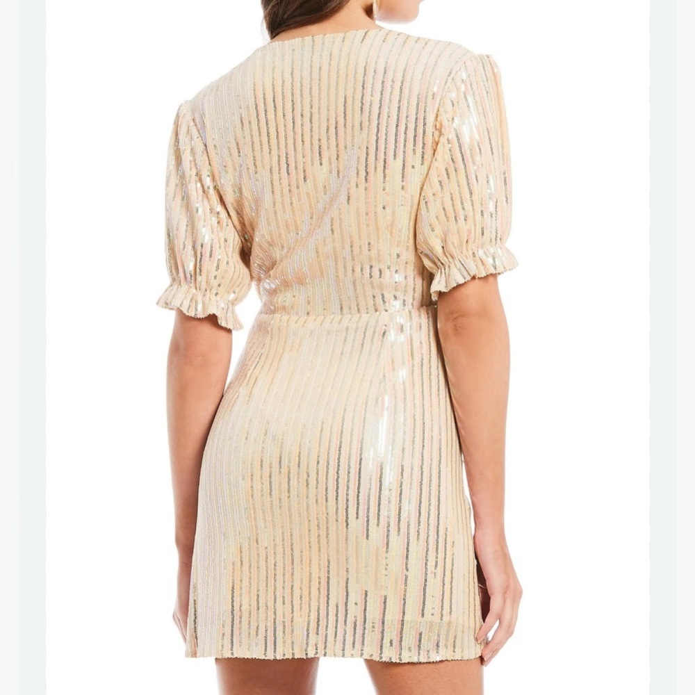🔆 Endless Rose Sequin Wrap Dress with Puff Sleeves - Size Small, Rose Gold, NWOT - Picture 3 of 4
